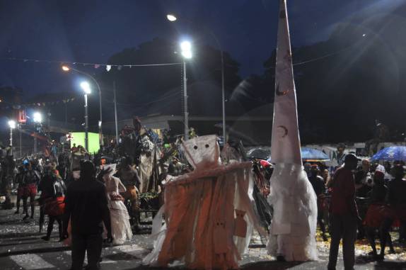 Desfile de carnaval nas ruas de Cayenne, na Guiana Francesa